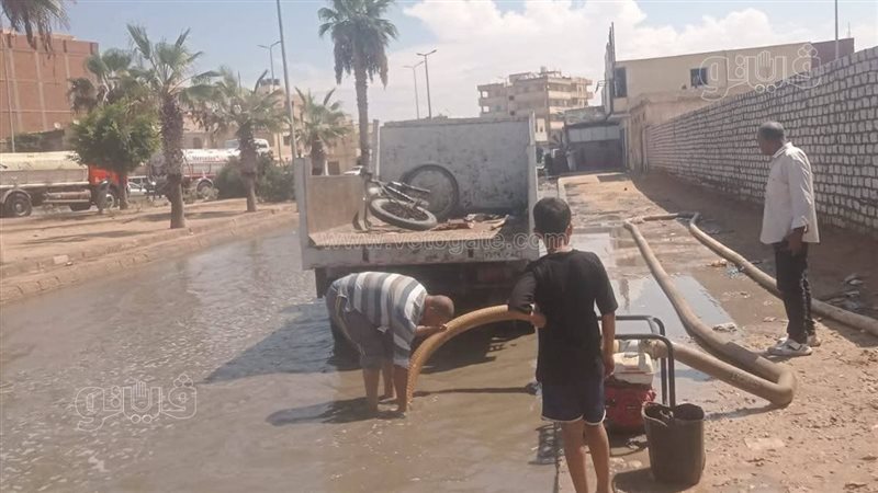 فرق الطوارئ ترفع تجمعات مياه الأمطار بمرسى مطروح