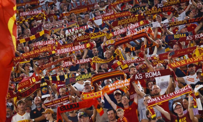 إيطاليا تمنع 16 مشجعاً لروما من دخول الملاعب بسبب التحية الفاشية