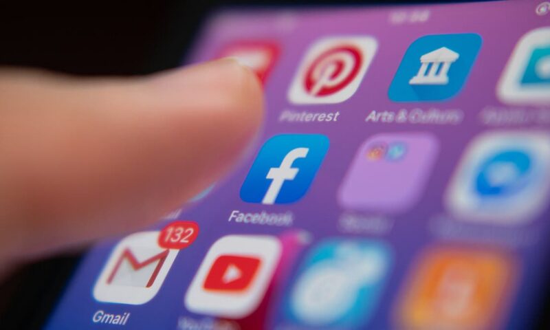 أوروبا تشدد الخناق على “تيك توك” و”يوتيوب” وروبوتات الذكاء الاصطناعي
