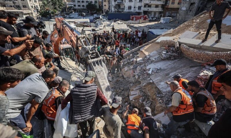 انهيار مبنى في غزة يحصد 20 قتيلاً.. وعشرات المفقودين