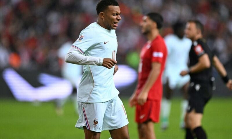 فرنسا تهزم تركيا في أول مباراة لزيدان ومبابي يخرج مصابا