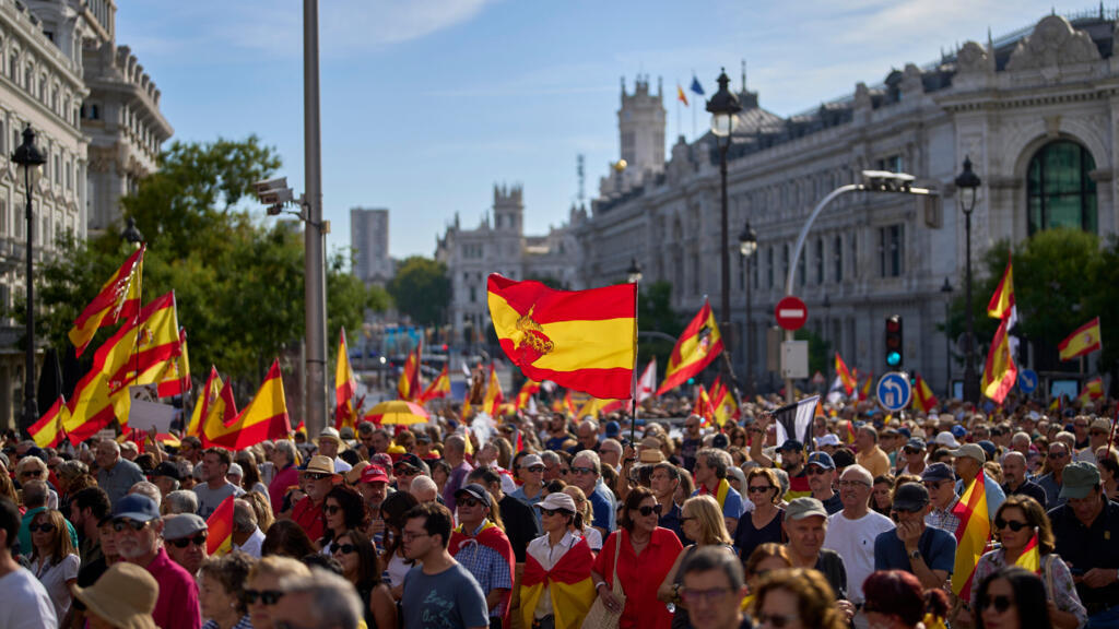 إسبانيا: الآلاف يتظاهرون في مدريد احتجاجا على أزمة سبتة ويطالبون بإجراء انتخابات مبكرة