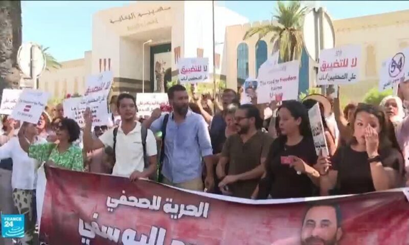 صحافيون في تونس يحتجون على تضييق الحريات ويطالبون بالإفراج عن زميلهم محمد اليوسفي