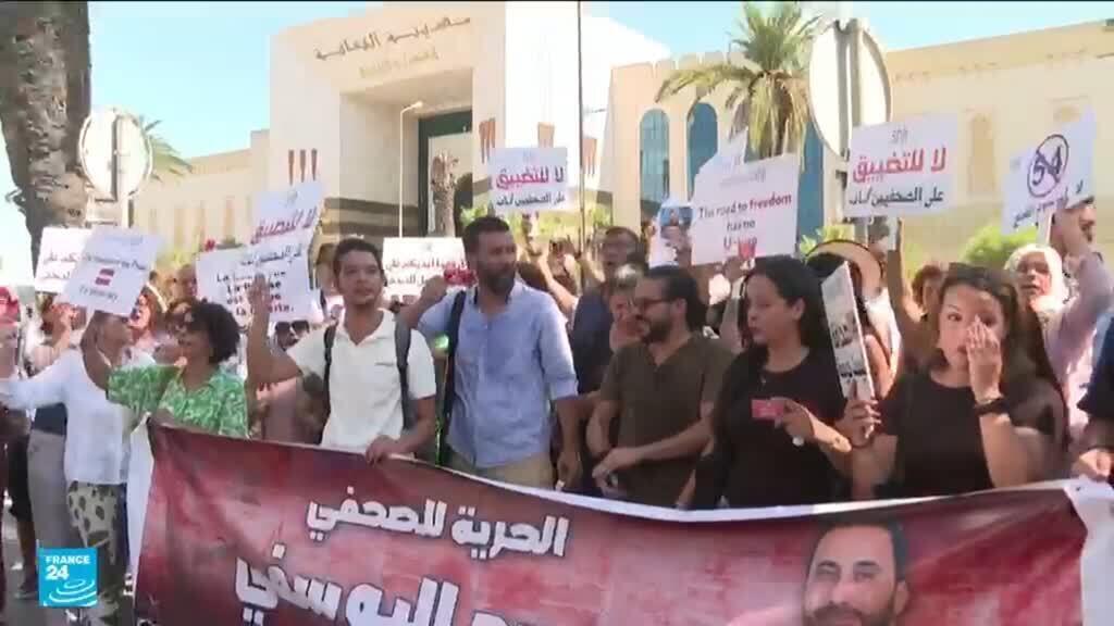 صحافيون في تونس يحتجون على تضييق الحريات ويطالبون بالإفراج عن زميلهم محمد اليوسفي