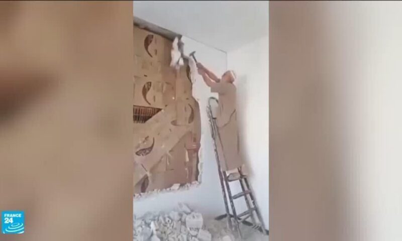 بعد أكثر من عقد من النزوح.. سوري يعود إلى حمص ليكشف مكتبة سرية أخفاها خلف جدار هرباً من القمع