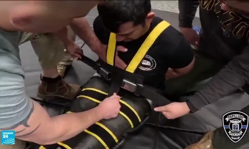 شاهد كيف تقيد شرطة الهجرة الأمريكية المهاجرين وترحلهم