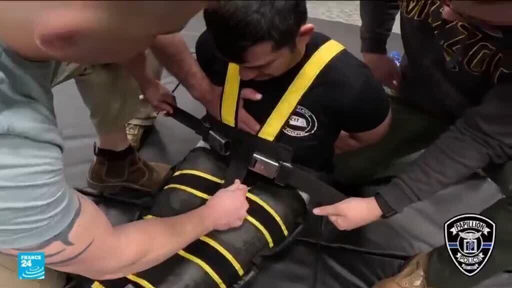 شاهد كيف تقيد شرطة الهجرة الأمريكية المهاجرين وترحلهم