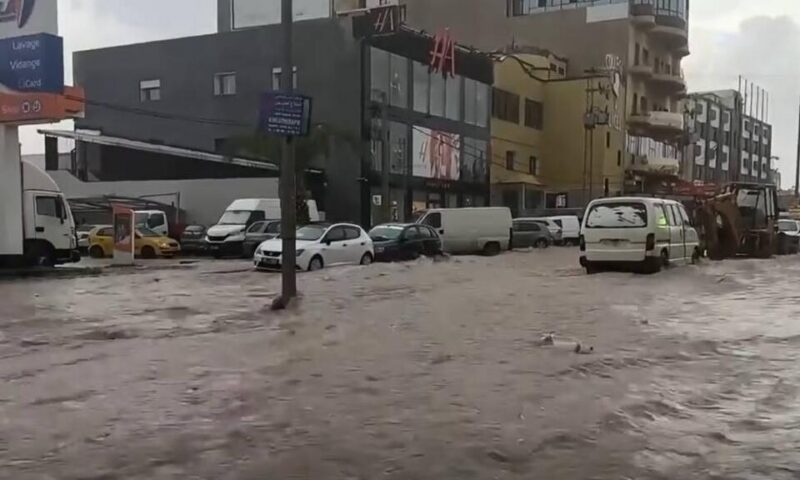 بالصور.. فيضانات في تونس تعطل المدراس وتربك حركة السير