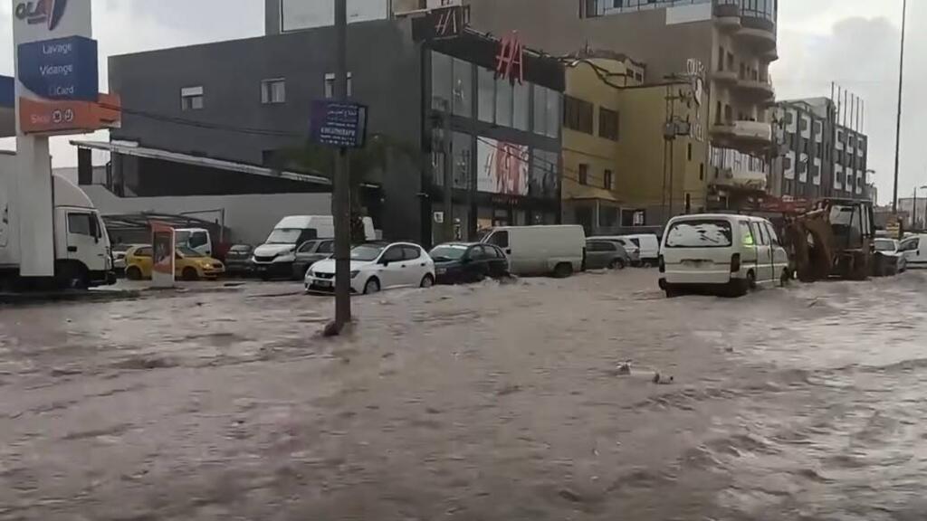 بالصور.. فيضانات في تونس تعطل المدراس وتربك حركة السير