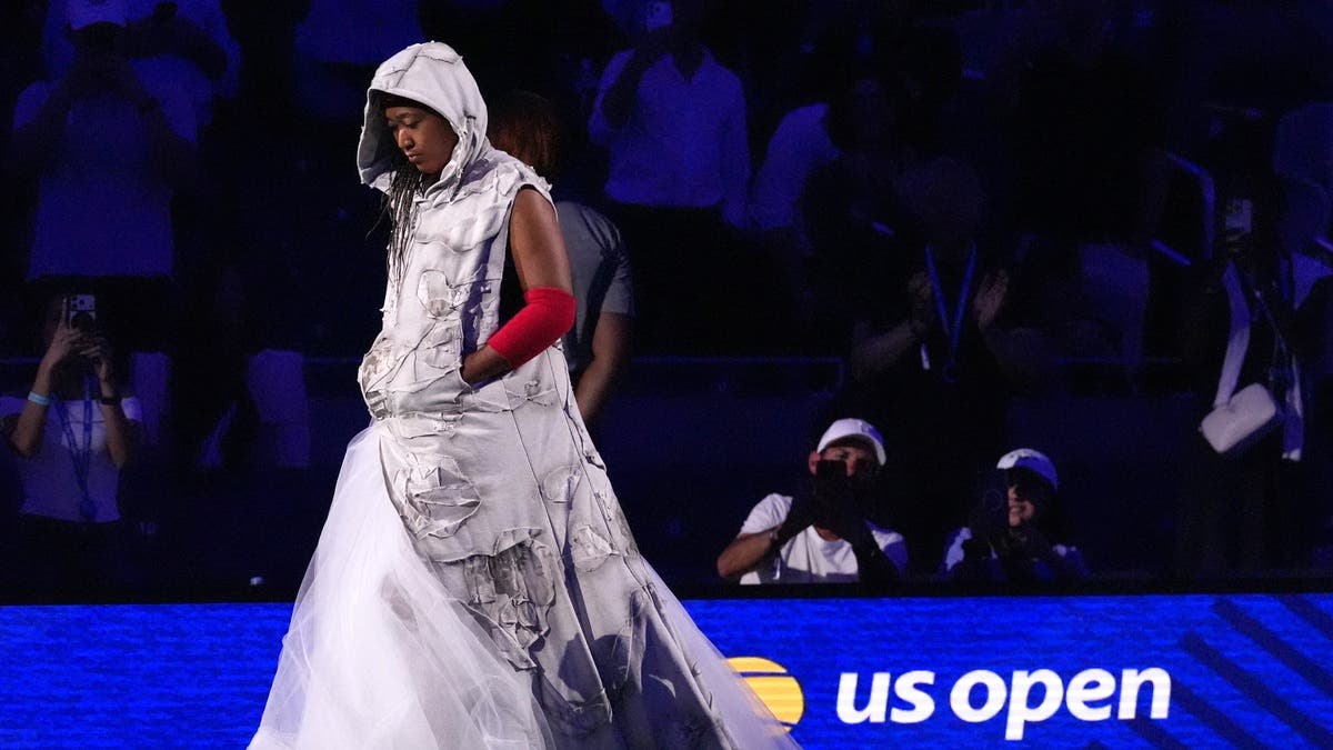 أوساكا تدخل أميركا المفتوحة بعباءة من قصاصات الصحف وضفائر إيفرسون
