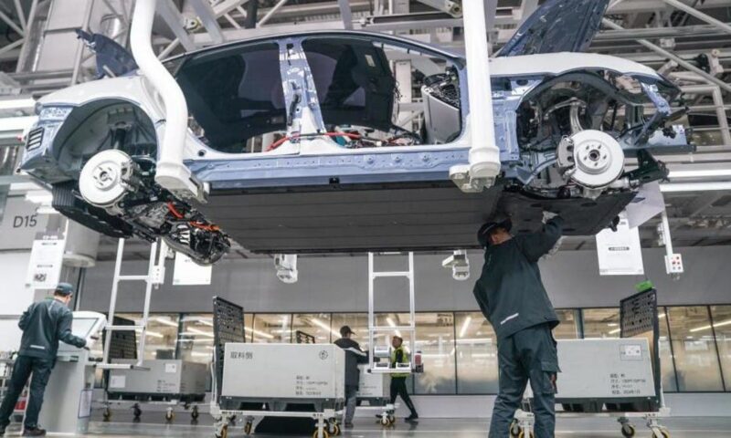 الصين تحث شركات صناعة السيارات على ضمان المنافسة العادلة في الخارج