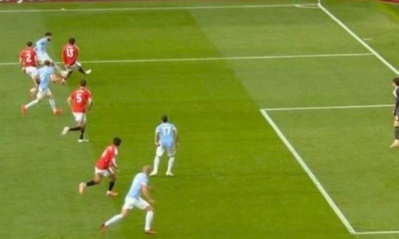 الدوري الإنجليزي يبعد حكمي الفيديو بعد خطأ احتساب هدف هالاند