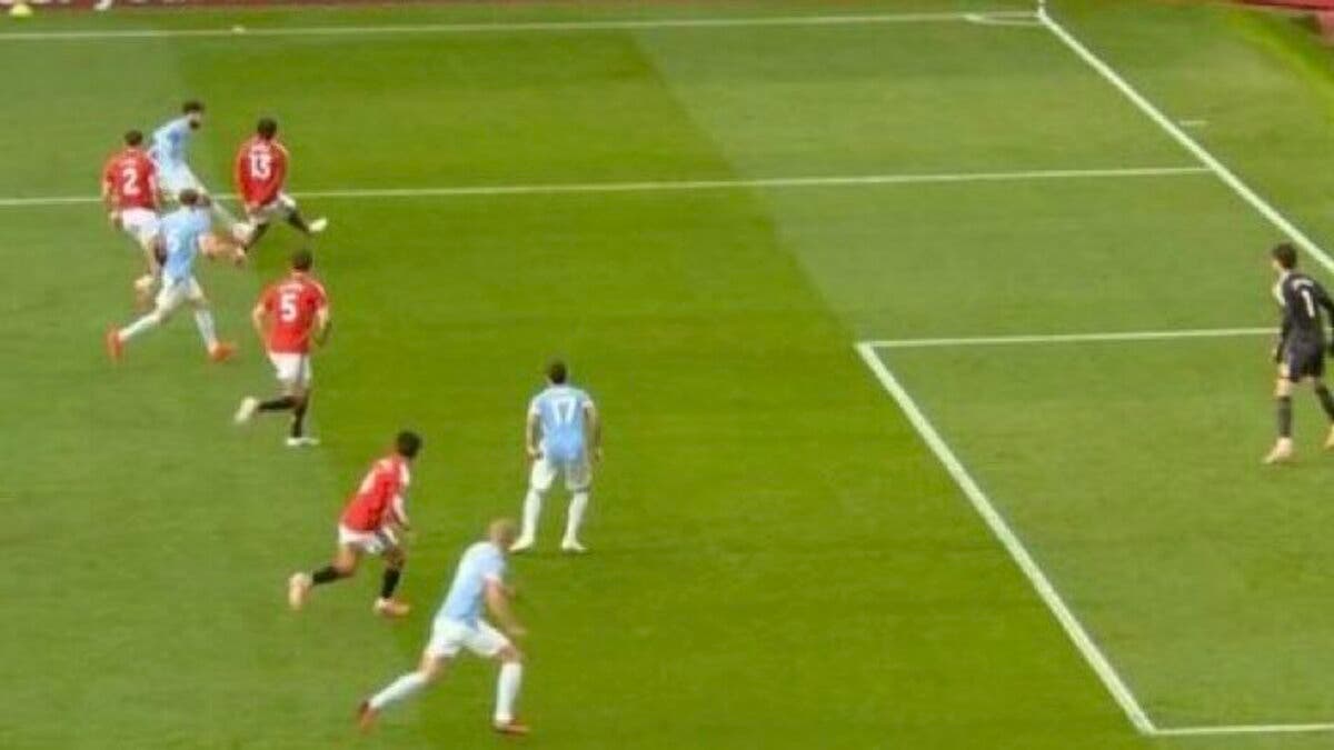 الدوري الإنجليزي يبعد حكمي الفيديو بعد خطأ احتساب هدف هالاند