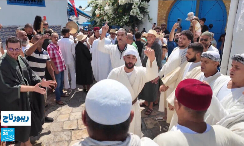 تونس: في سيدي بوسعيد.. “الخرجة” تقليد صوفي تتوارثه الأجيال