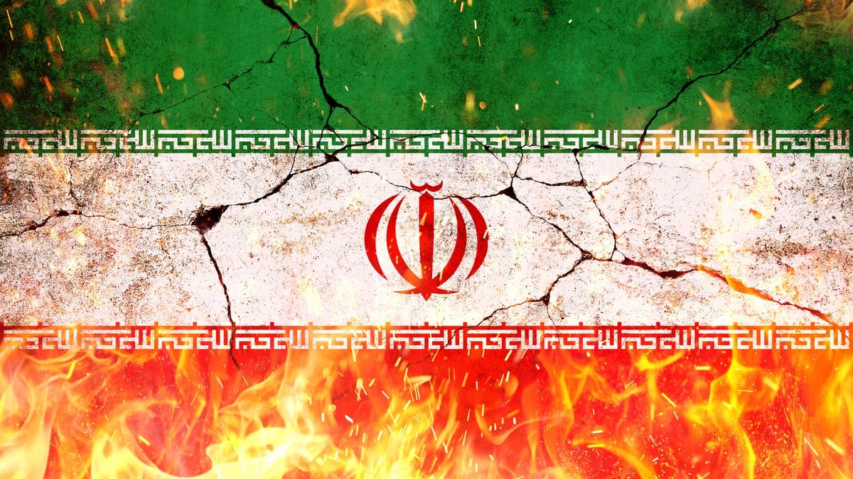صراع يمزق القيادة الإيرانية.. بزشكيان غير متأكد من وجود مجتبى