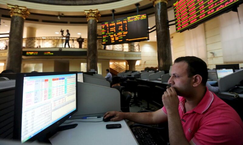 مؤشر EGX 70 يتراجع بنحو 4% وسط انخفاض جماعي للمؤشرات المصرية