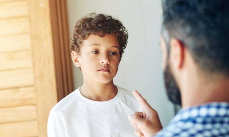  8 علامات تكشف أنك عانيت من محاباة الوالدين بطفولتك.. وترافقك حتى البلوغ