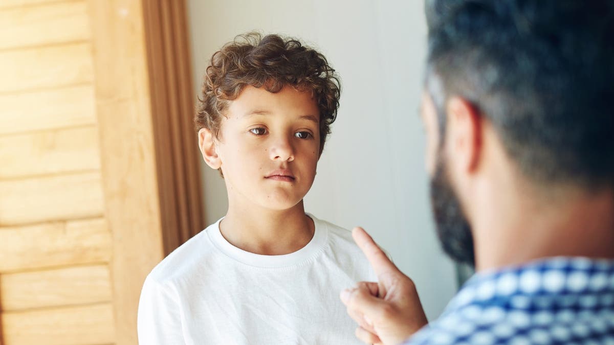  8 علامات تكشف أنك عانيت من محاباة الوالدين بطفولتك.. وترافقك حتى البلوغ