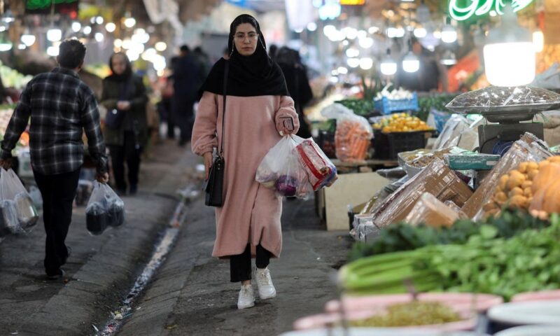 حياة صعبة للعمال في أحياء طهران الجنوبية.. شراء الطعام بالدين