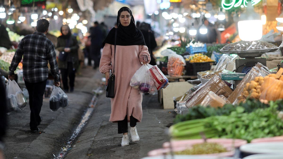 حياة صعبة للعمال في أحياء طهران الجنوبية.. شراء الطعام بالدين