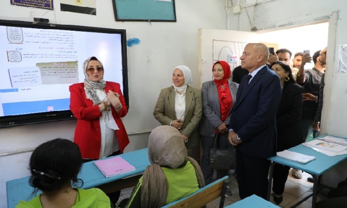 محافظ القاهرة يتفقد مدرسة السيدة نفيسة الثانوية بنات لمتابعة انتظام الدراسة