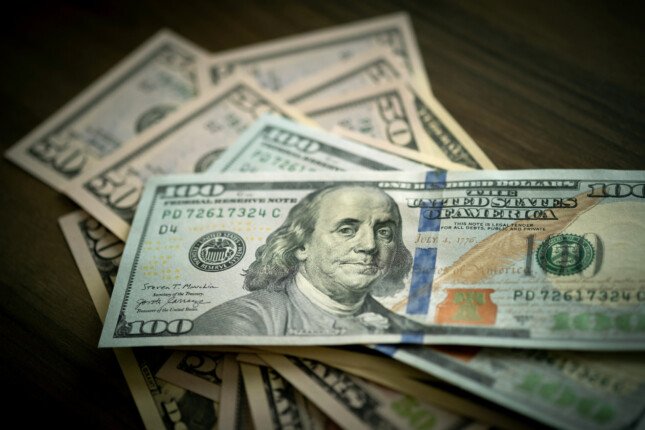بكام في البنك الأهلي؟.. تحديث مباشر لـ سعر الدولار مقابل الجنيه المصري