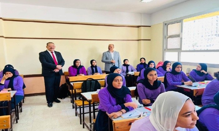 مدير تعليم الإسكندرية يتفقد انتظام الدراسة ويحاور الطالبات حول البكالوريا المصرية