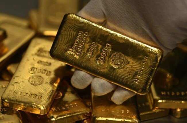 سعر الذهب يرتفع عالميا بسبب ضعف عملة الدولار