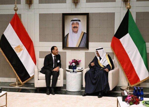 رئيس الوزراء يبحث مع ولي عهد الكويت أوجه التعاون بين البلدين