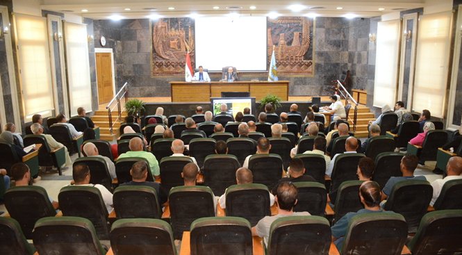 محافظ الغربية يلتقي منتجي العنب ومصنعي الزبيب ويوجه بتذليل المعوقات أمامهم