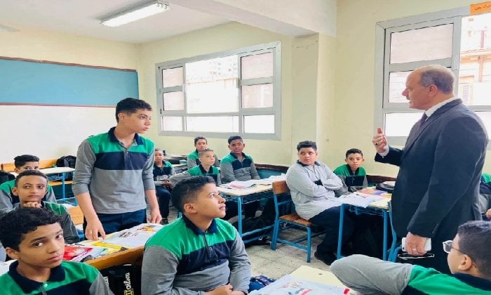مدير تعليم الإسكندرية يحاور طلاب «العباسية العسكرية» حول دروس حرب أكتوبر و قيم الانتماء والانضباط