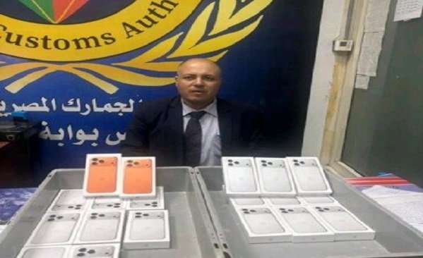 جمارك مطار سوهاج تضبط 19 هاتفًا مهربًا.. ومليون و180 ألف جنيه تعويضات