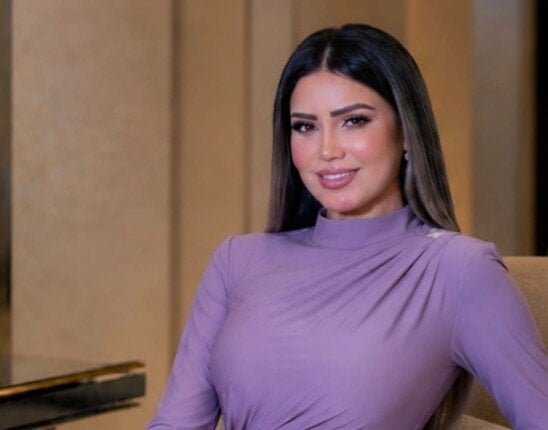بإطلالة أنيقة.. إيناس عز الدين تلفت الأنظار في جدة «صور»