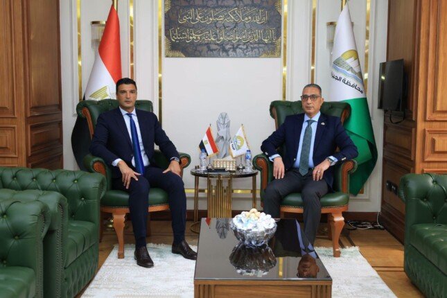 «الصناعة»: تسهيل الإجراءات الخاصة بملفات تقنين أوضاع المستثمرين وتمكينهم من مزاولة أنشطتهم