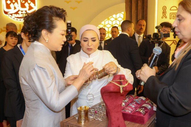 السيدة انتصار السيسي توثق استقبال قرينة الرئيس الصيني داخل قصر الاتحادية.. وجولة في معرض «ديارنا»