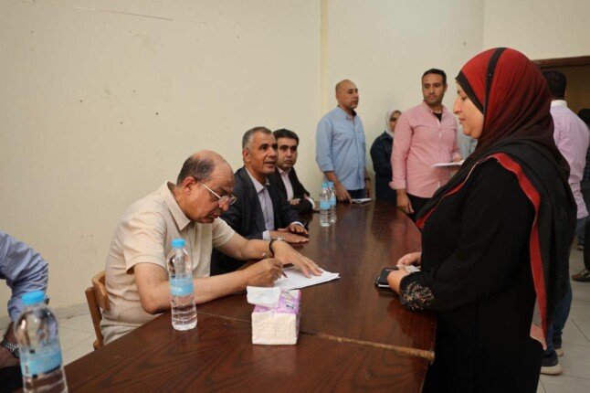 محافظ المنيا يلتقي أهالي بني مزار خلال جولته الميدانية.. ويوجه بسرعة فحص مطالبهم والاستجابة لاحتياجاتهم