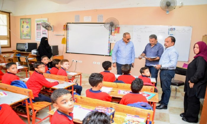 مدير تعليم بورسعيد يتفقد انتظام الدراسة بمدرسة الشهيد محمد جمال الدين السفطي الابتدائية