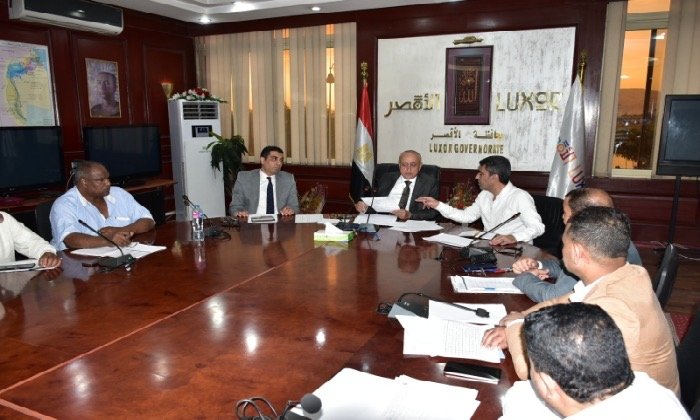 محافظ الأقصر يستعرض مستجدات منظومة التقنين ويوجه بسرعة استكمال الإجراءات