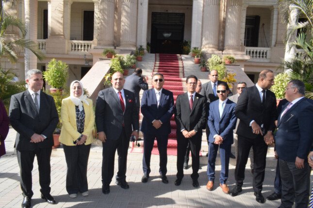 محافظ القليوبية ورئيس جامعة بنها يشهدان توزيع مستلزمات طبية على المستشفيات الجامعية