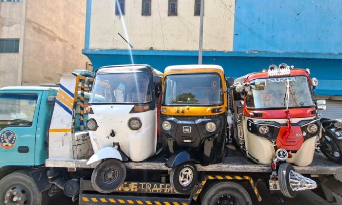 ضبط 75 توك توك ودراجة نارية في حملات مرورية مكثفة بأسوان