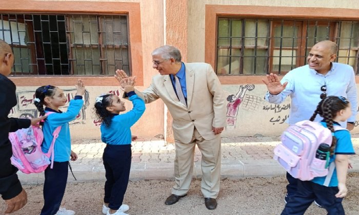مدير تعليم قنا يتفقد عدداً من المدارس ويؤكد: المعلم أساس نهضة الأمم والنجاح جهد وانضباط