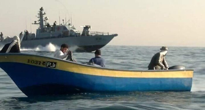 إصابة صيادين فلسطينيين برصاص بحرية الاحتلال الإسرائيلي قبالة بحر مدينة غزة