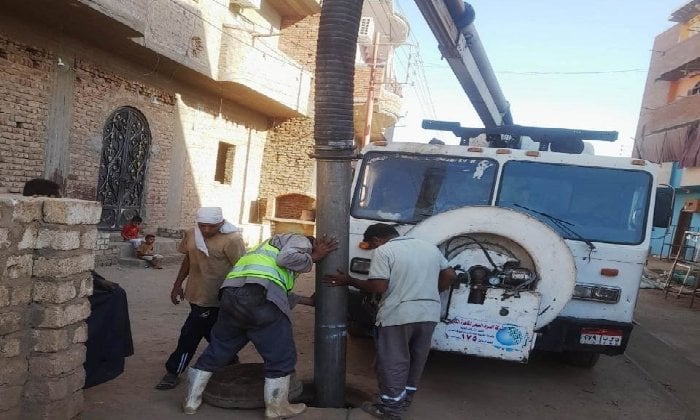 استجابة لشكاوى المواطنين.. محافظ أسوان يوجه بتكثيف أعمال تطهير شبكات الصرف الصحي