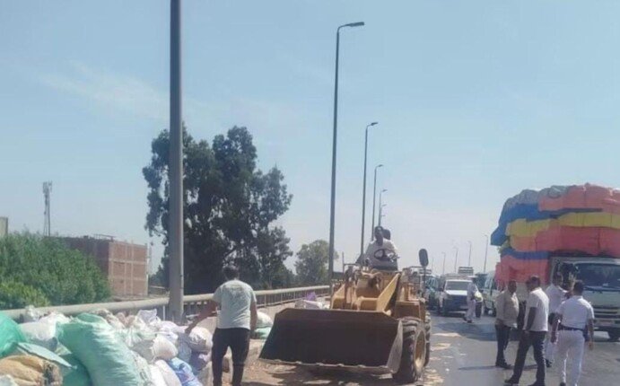 انقلاب حمولة سيارة «جامبو» أعلى كوبري قها بالطريق الزراعي دون إصابات