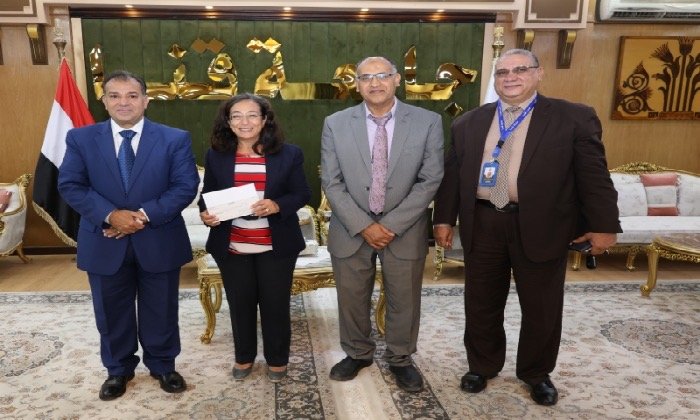 رئيس جامعة قنا يستقبل 750 ألف جنيه دعمًا للمستشفيات الجامعية
