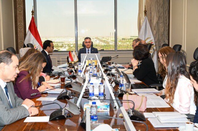 وزير التموين يناقش مع وفد بنك الاستثمار الأوروبي إنشاء وتطوير مركز لوجيستي للحبوب
