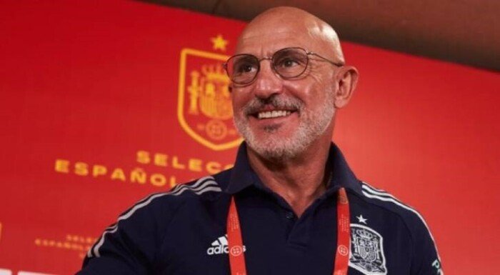 مدرب إسبانيا يراقب موهبة برشلونة تمهيدًا لضمه إلى المنتخب الأول
