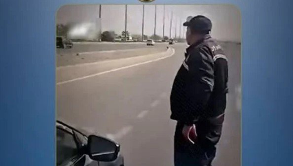 كشف ملابسات ادعاء قائد سيارة بإغلاق فرد مرور الطريق بالقاهرة