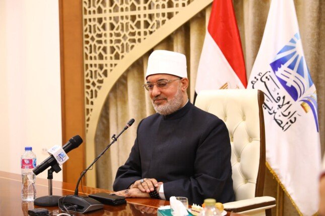 مفتي الجمهورية يشيد بمسيرة الإمام الطيب ودوره في قضايا الإنسان والسلام