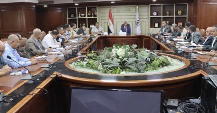 محافظ بني سويف يوجه بفحص وحدات الإسكان الاقتصادي وترميم المتضرر وتوفير بدائل
